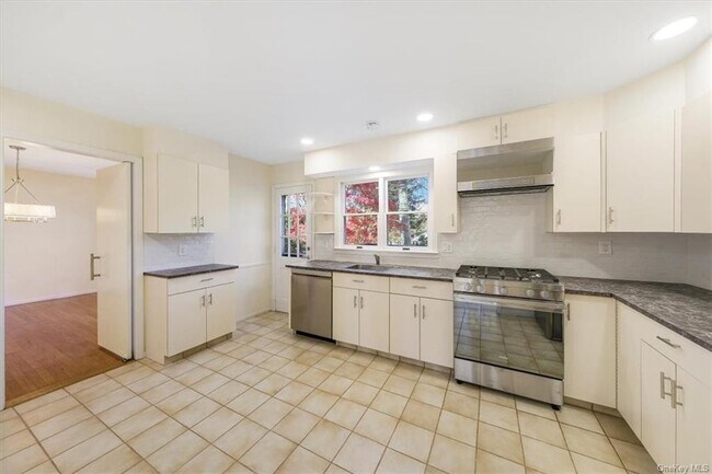 Building Photo - 3 Lakeview Ave