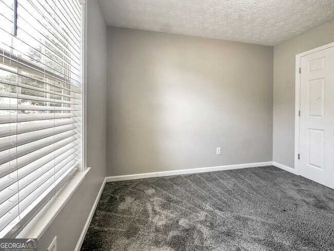 Building Photo - 335 Paradise Dr