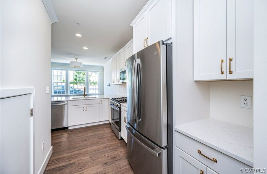 Kitchen and built in coffee bar - 2008 Libbie Lake West St