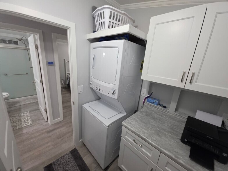 Building Photo - Newly Remodeled / Furnished 2 Bedroom / 2 Bathroom
