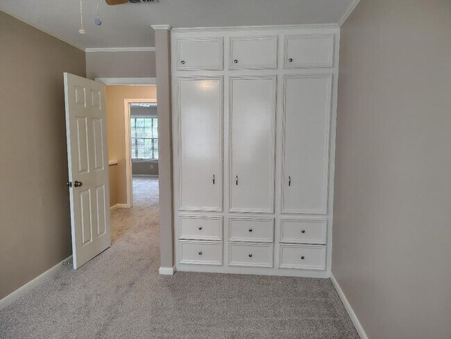 Building Photo - 2823 Whitman Dr