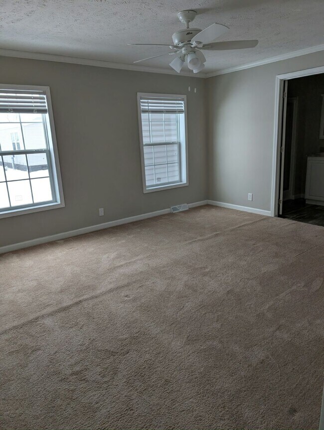 Building Photo - 30021 Pineview Cir