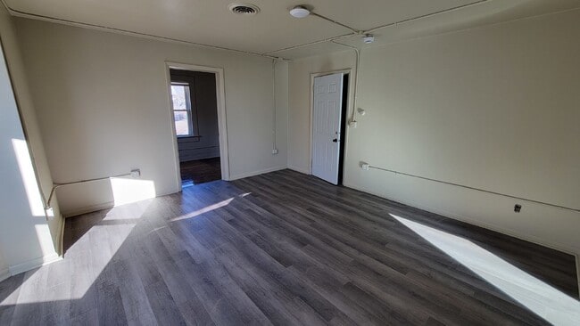 Building Photo - 3 bed 1.5 bath duplex Close to UWEC!