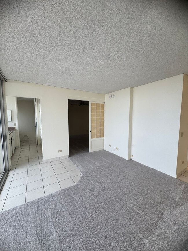 Building Photo - 1/1/2 - Penthouse Unit- Utilities Included - Large Covered Lanai w/Ocean & City Views