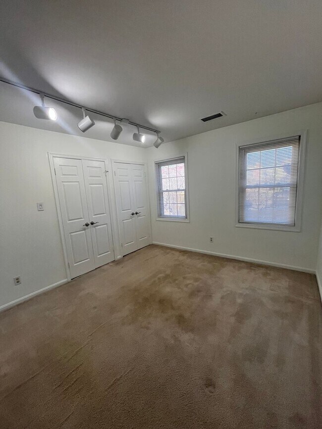 Building Photo - 1413 E Abingdon Dr