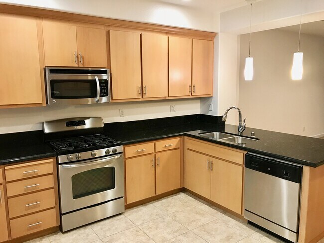 Building Photo - Meticulously Maintained 3 Bed 3 Bath Townh...