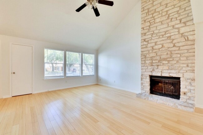 Building Photo - 9731 Meadowheath Dr