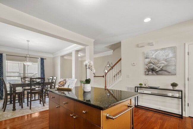 Building Photo - Woodbury Falls Luxury Townhome