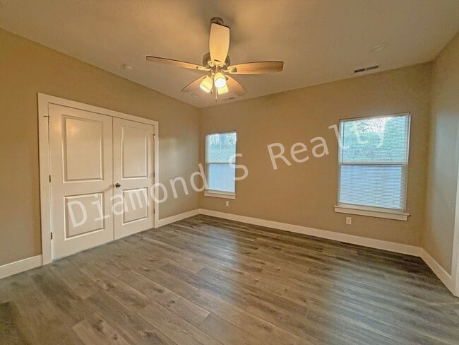 Building Photo - Gorgeous 4 Bedroom Ozark House Coming Earl...