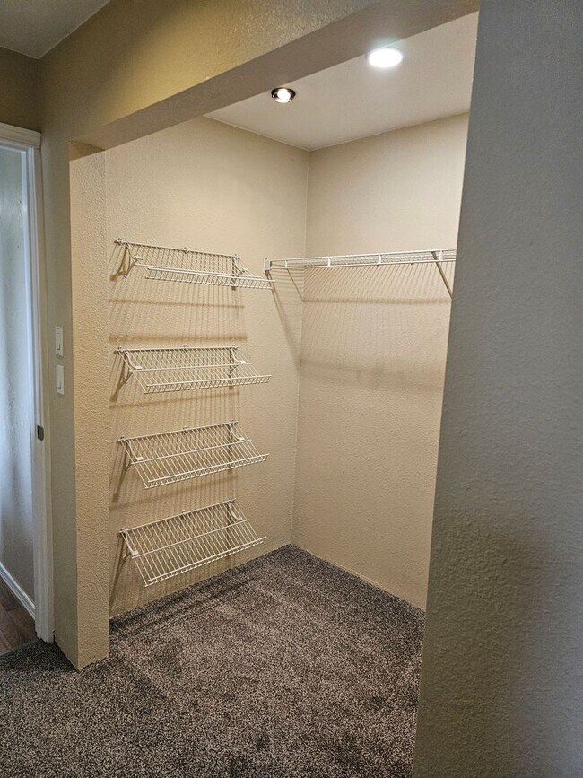 Building Photo - Charming 4Bed/2Bath Home in the Heart of Rainier! Available 6/10/26