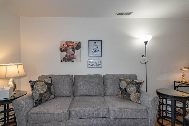 Building Photo - 565 Primrose Dr