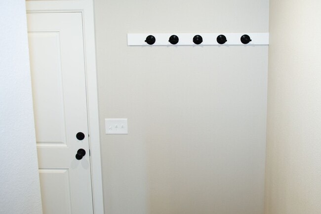 Building Photo - New 3 Bed 2.5 Bath with garage Townhome!!
