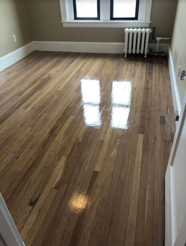 Building Photo - Charming 3 Bedroom- NO Broker FEE