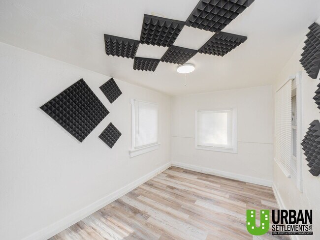 Building Photo - 370 E 8th Ave