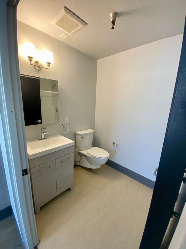 Building Photo - Pet friendly 2 bed 2 bath (ensuite) in ful...