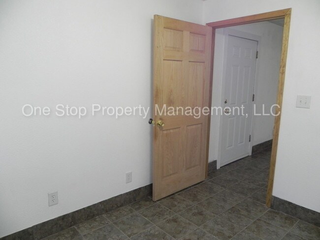 Building Photo - 2304 Englewood Ct