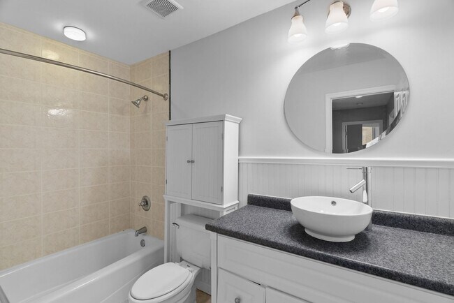 Building Photo - Modern Spacious  2 Bed  and 1.5  Bath Cond...