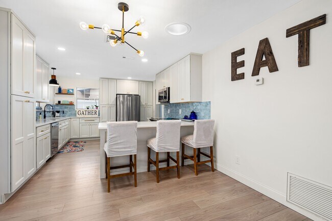 Building Photo - 94 Ivanhoe Dr