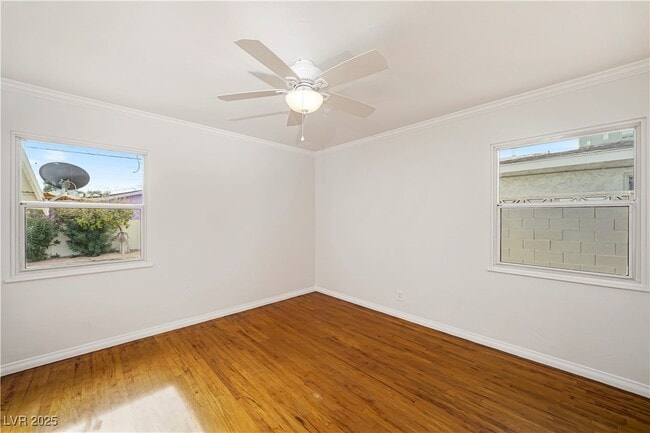 Primary Photo - 1044 E Hassett Ave
