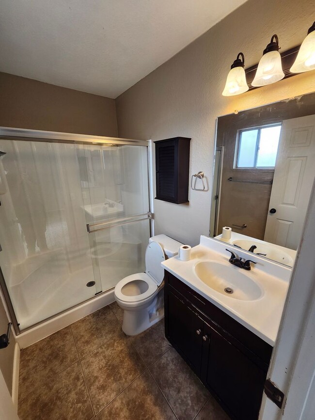 Building Photo - Inviting 3-Bedroom Home