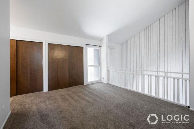 Building Photo - 1815 N Woodside Dr E