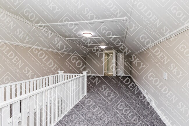 Building Photo - 811 E Memorial Dr