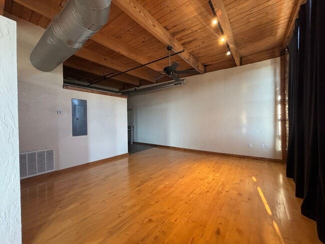 Building Photo - MOVE IN SPECIAL! 1 BEDROOM @ JORDAN CREEK ...