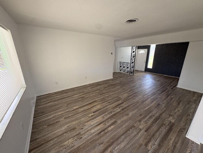 Building Photo - Coastal Living Starts Here – Renovated 4BR Home Just 10 Minutes from the Beach