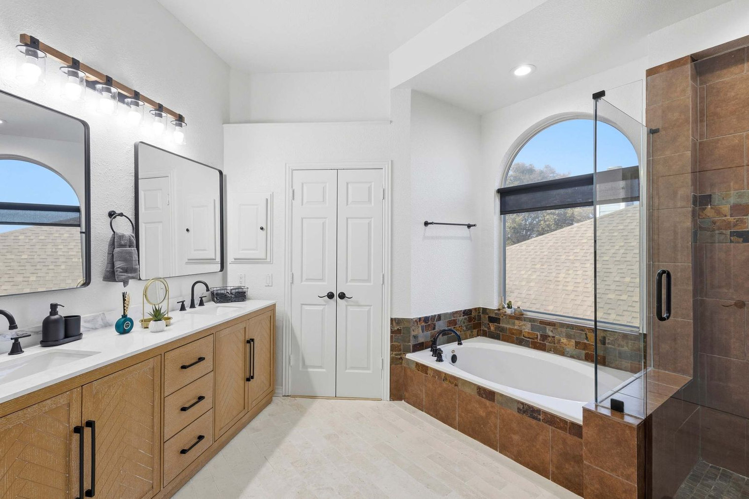 Building Photo - 5717 Christy Ln