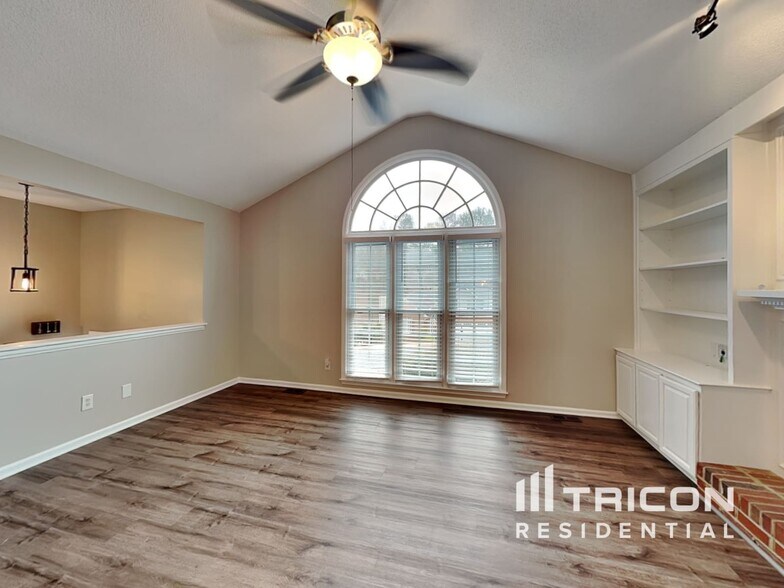 Building Photo - 703 Players Ct