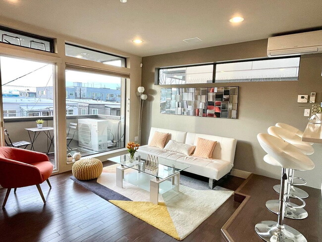 Building Photo - 107B 13th Ave E