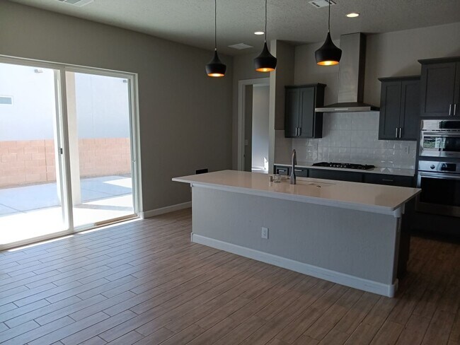 Building Photo - Stunning 4-bedroom, 3.5-bathroom home loca...
