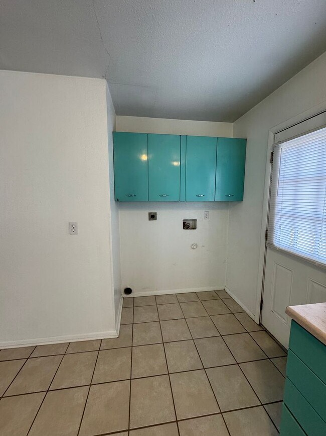 Building Photo - Pet Friendly property!