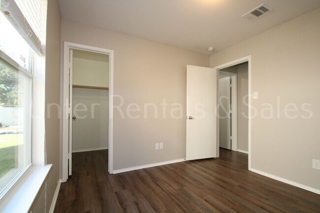 Building Photo - Modern Comfort in Meadows of Trimmier