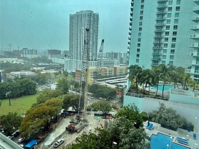 Building Photo - 1800 N Bayshore Dr