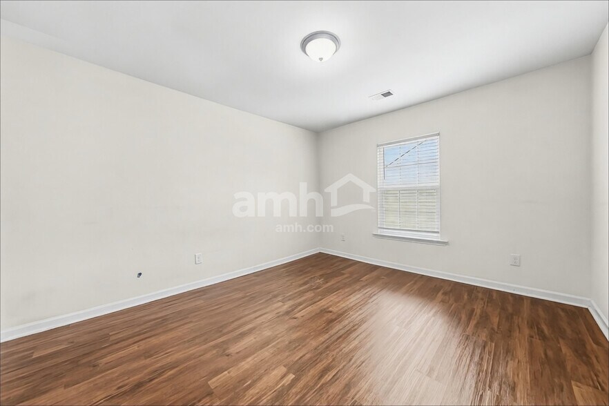 Building Photo - 518 Bush Dr