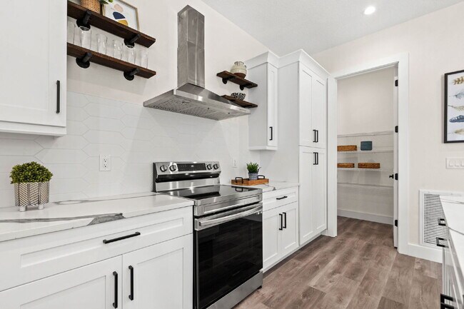 Building Photo - Luxurious 3 Bedroom Condo with Spacious La...