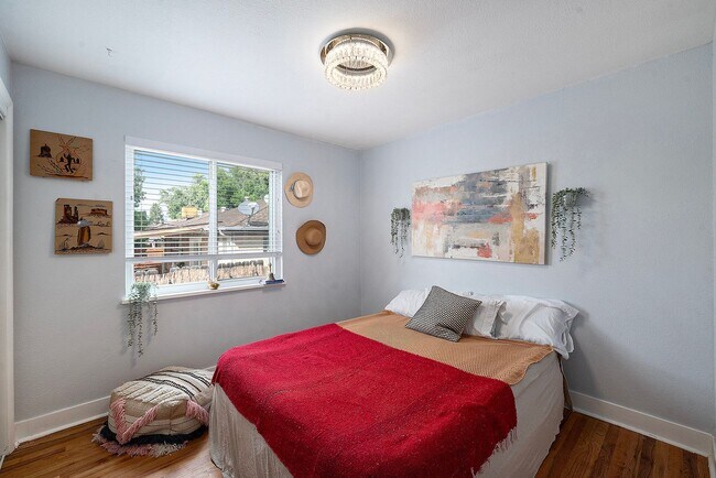 Building Photo - Spacious Top Unit of Quadplex Available So...