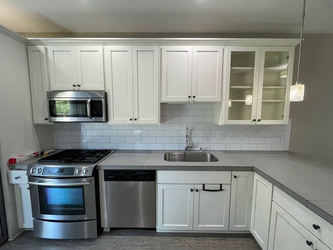 Building Photo - Incredible 2 Bed 1.5 Bath + Den  in N Portland near Peninsula Park! A/C and More!