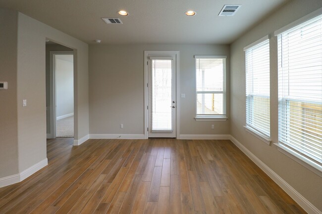 Building Photo - Like New, Open Concept on Cul De Sac!!!