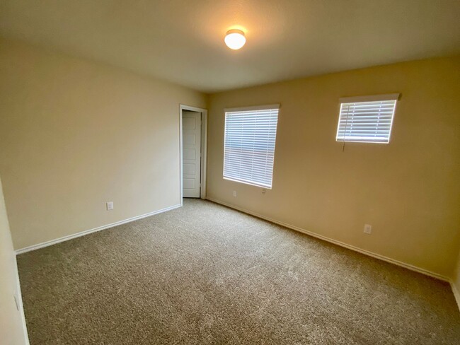 Building Photo - Spacious 4 Bedroom ~ Convenient to JBSA Ra...