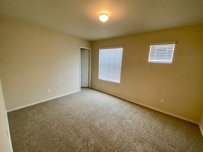 Building Photo - Spacious 4 Bedroom/Loft Area ~ Convenient ...