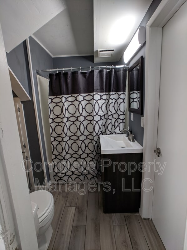 Building Photo - 213 E Main St