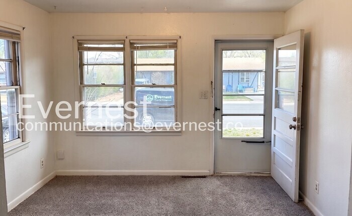 Building Photo - 231 N Roosevelt Ave