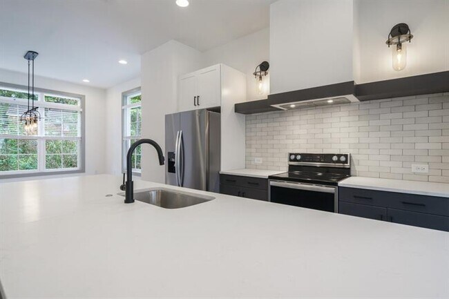 Building Photo - 40 Becker Pl NW