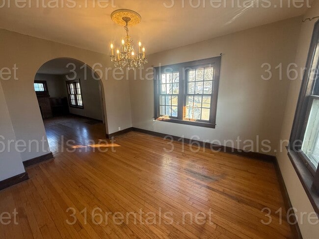 Building Photo - $1100 - 2 bedroom / 1 bathroom - Single Family Home