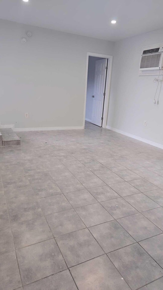 Building Photo - 621 NW 5th Ave