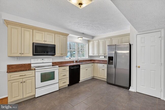 Building Photo - 2705 Vista Ct