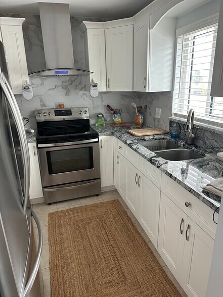 Building Photo - 584 Bay Esplanade