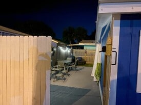 Building Photo - 314 Jasmine Pl